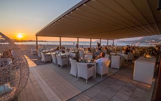 Riva beach bar, Bar