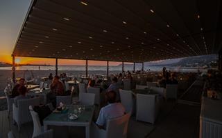 Riva beach bar, Bar
